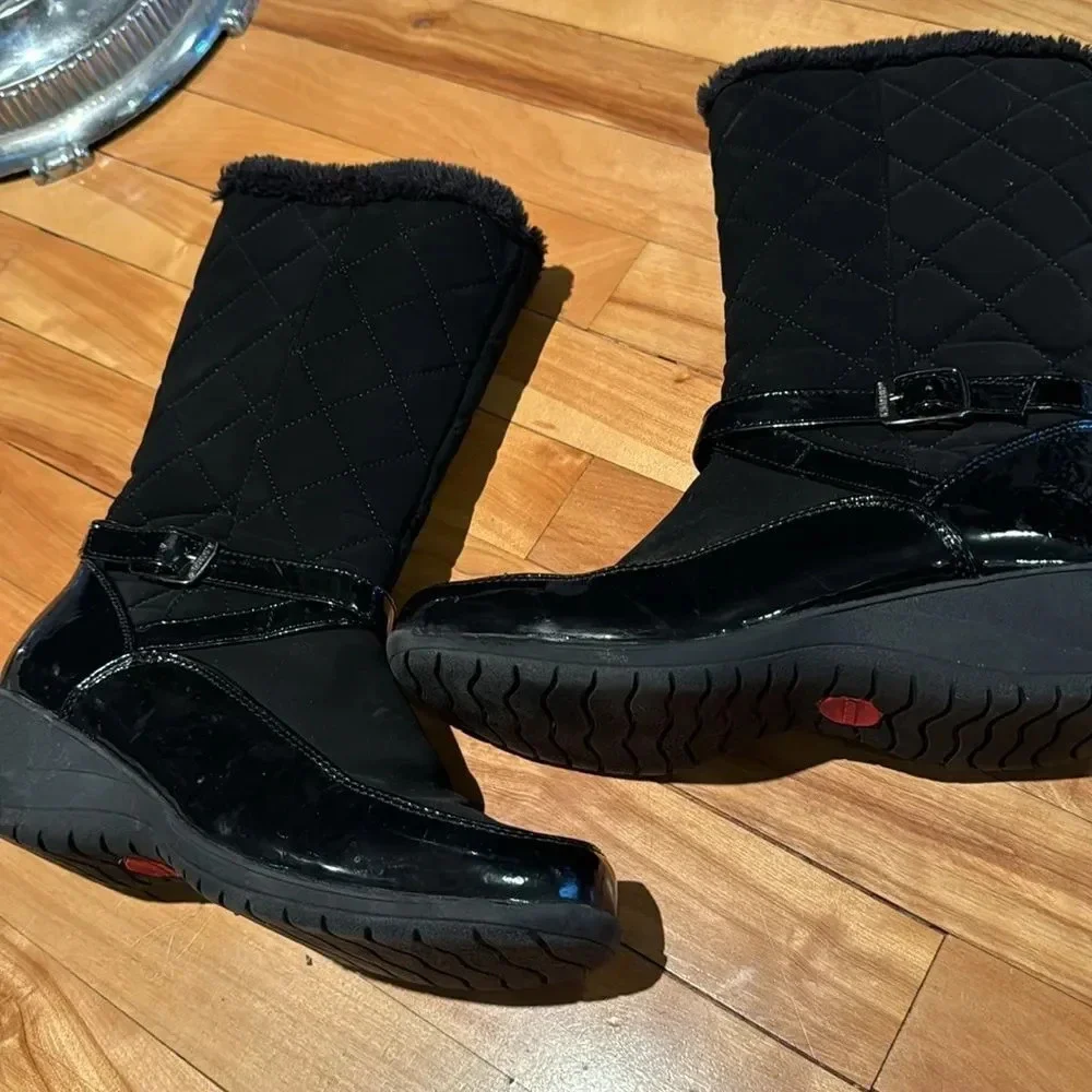 Khombu Lily Buckle black faux patent leather quilted faux fur side zip boots 9.5